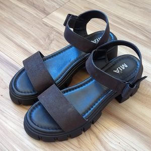 [mia] skyler chunky heel sandal